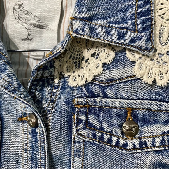 The Buckle Exclusive & Retired Distressed Denim Jacket Woman’s Large - Picture 4 of 5